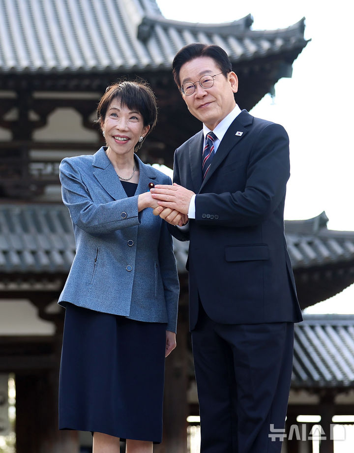 [나라=뉴시스] 고범준 기자 = 이재명 대통령과 다카이치 사나에 일본 총리가 14일(현지 시간) 나라현의 대표 문화유적지인 호류지에서 열린 친교 행사에서 기념촬영을 하고 있다. 2026.01.14. bjko@mewsis.com