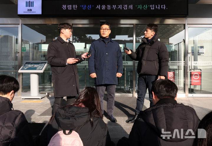 [서울=뉴시스] 배훈식 기자 = 백해룡 경정이 14일 오전 서울 송파구 서울동부지방검찰청 앞에서 세관 마약수사 외압 의혹 합동수사단 파견 종료에 대한 소회를 밝히고 있다. 2026.01.14. dahora83@newsis.com