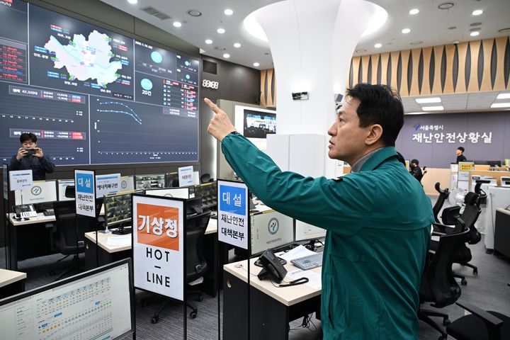 [서울=뉴시스] 오세훈 서울시장이 14일 오전 교통정보센터 토피스를 방문해 실시간 교통상황을 확인하고 있다. (사진=서울시 제공) 2026.01.14. photo@newsis.com *재판매 및 DB 금지