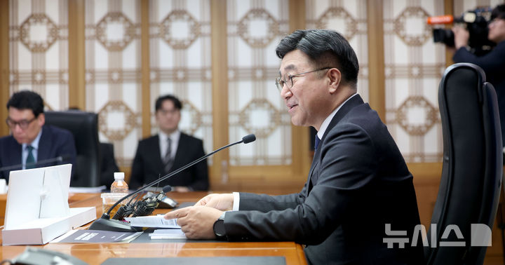 [서울=뉴시스] 김선웅 기자 = 윤호중 행정안전부 장관이 14일 서울 종로구 정부서울청사에서 열린 산하기관(상호부조, 재정세제분야) 업무보고에서 모두발언을 하고 있다. 2026.01.14. mangusta@newsis.com