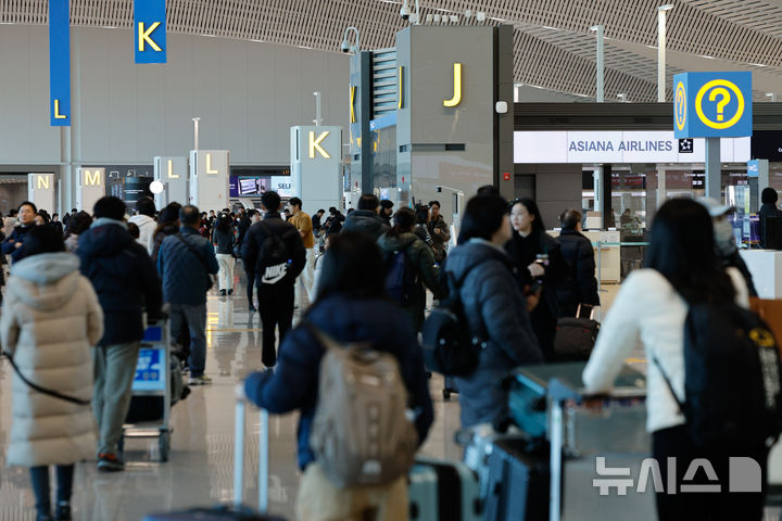 [인천공항=뉴시스] 박주성 기자 = 인천공항 2터미널 아시아나 카운터 앞에 승객들이 지나고 있다. (공동취재). 2026.01.14. photo@newsis.com