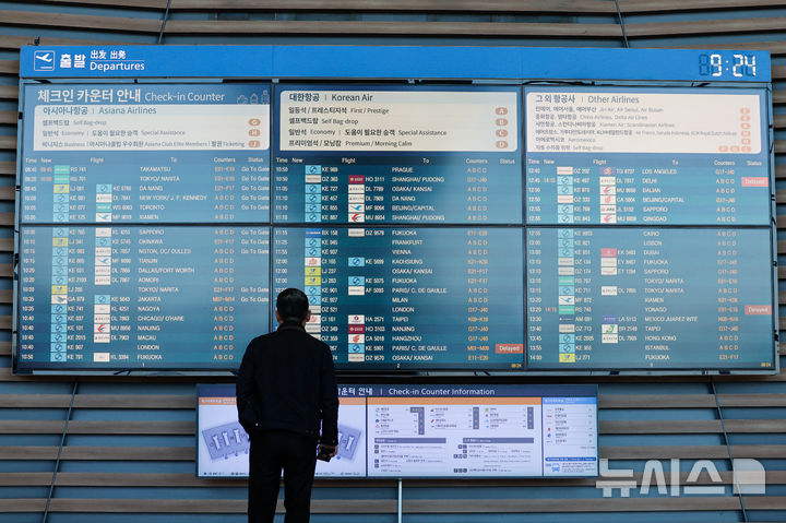 [인천공항=뉴시스] 박주성 기자 =아시아나항공이 인천국제공항 제2터미널로 이전을 완료한 14일 인천공항 2터미널 전광판에 아시아나 카운터 안내문이 나오고 있다. (공동취재). 2026.01.14. photo@newsis.com