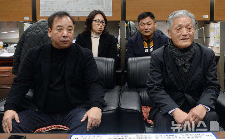 [전주=뉴시스] 김얼 기자 = 완주·전주통합반대 완주군민대책위원회 관계자들이 14일 전북 전주시 전북특별자치도의회 기자실에서 '김관영 전북특별자치도지사 완주군 방문' 관련 기자간담회를 갖고 질의에 답변하고 있다. 2026.01.14. pmkeul@newsis.com