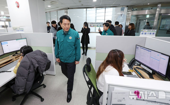 [서울=뉴시스] 김진아 기자 = 오세훈 서울시장이 14일 서울 동대문구 120다산콜재단를 방문해 서울 시내버스 파업 관련 상담현황 보고 받고 있다. 2025.01.14. bluesoda@newsis.com