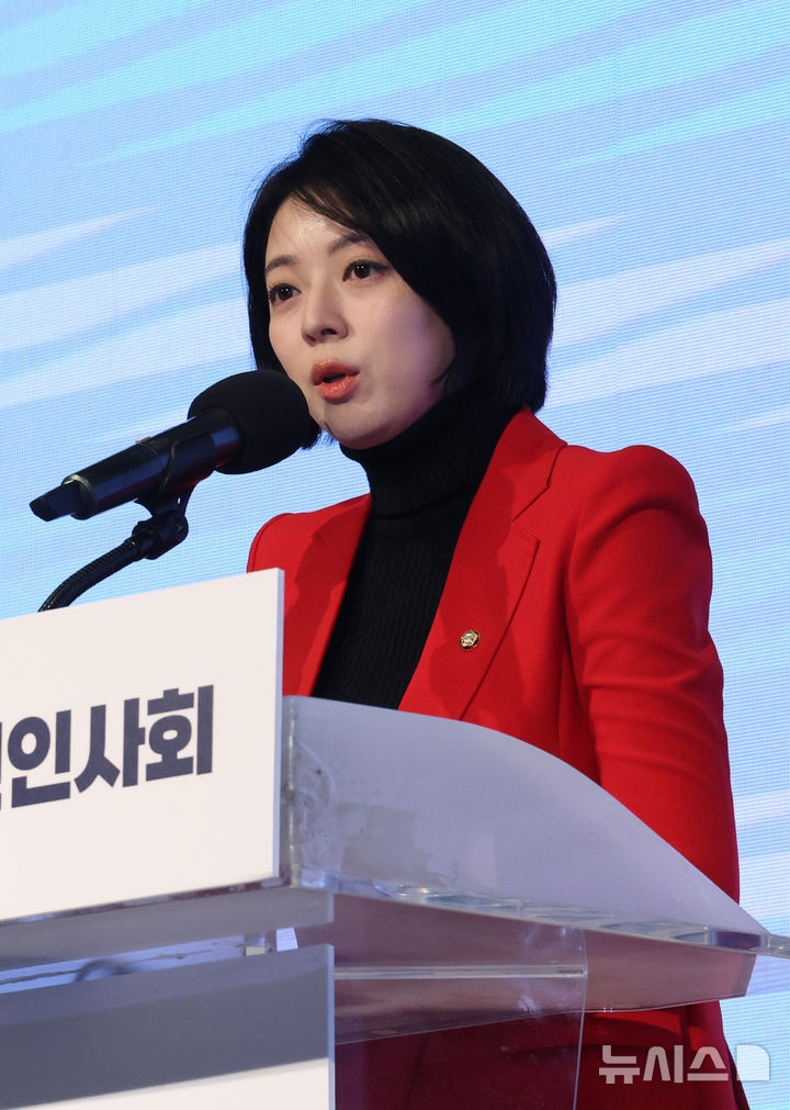 [서울=뉴시스] 김금보 기자 = 배현진 국민의힘 서울특별시당 위원장이 14일 오전 서울 여의도 중소기업중앙회에서 열린 2026 국민의힘 서울시당 신년인사회에서 신년사를 하고 있다. 2026.01.14. kgb@newsis.com