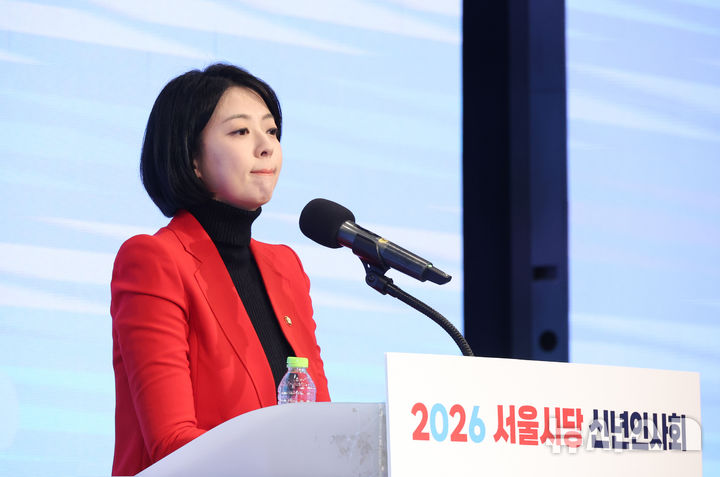 [서울=뉴시스] 김금보 기자 = 배현진 국민의힘 서울특별시당 위원장이 14일 오전 서울 여의도 중소기업중앙회에서 열린 2026 국민의힘 서울시당 신년인사회에서 신년사 도중 생각에 잠겨 있다. 2026.01.14. kgb@newsis.com