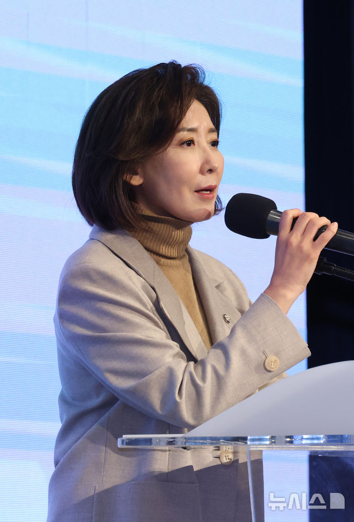 [서울=뉴시스] 김금보 기자 = 나경원 국민의힘 의원이 14일 오전 서울 여의도 중소기업중앙회에서 열린 2026 국민의힘 서울시당 신년인사회에서 신년사를 하고 있다. 2026.01.14. kgb@newsis.com