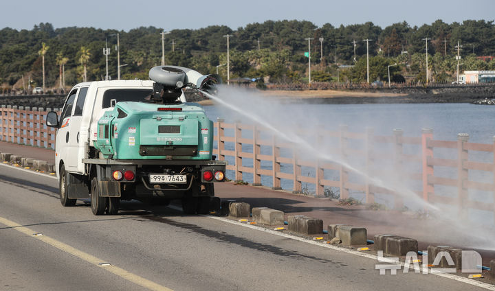 [서귀포=뉴시스] 우장호 기자 = 사진은 지난 14일 오전 제주 서귀포시 청정축산과 소속 방역 차량이 야생 조류 분변에서 고병원성 조류인플루엔자(AI) 바이러스가 검출된 시흥리 해안가에서 소독약을 살포하고 있는 모습. 2026.01.14. woo1223@newsis.com