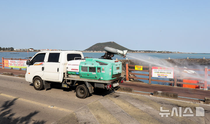 [서귀포=뉴시스] 우장호 기자 = 14일 오전 제주 서귀포시 청정축산과 소속 방역 차량이 야생 조류 분변에서 고병원성 조류인플루엔자(AI) 바이러스가 검출된 시흥리 해안가에서 소독약을 살포하고 있다. 제주도는 서귀포시 성산읍 시흥리 해안에서 조류인플루엔자가 확인됨에 따라 반경 10㎞ 이내 가금류 사육 농가에 이동 제한 조치도 내린 상태다. 2026.01.14. woo1223@newsis.com