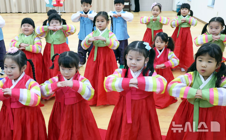 한복 입고 전통예절 배워요 [뉴시스Pic]