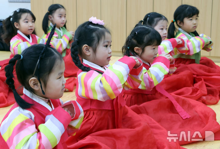  [부산=뉴시스] 하경민 기자 = 어린이 전통예절교실이 열린 14일 부산 동래구 충렬사 안락서원 교육회관에서 유치원생들이 한복을 입고 큰절하는 법을 배우고 있다. 2026.01.14. yulnetphoto@newsis.com