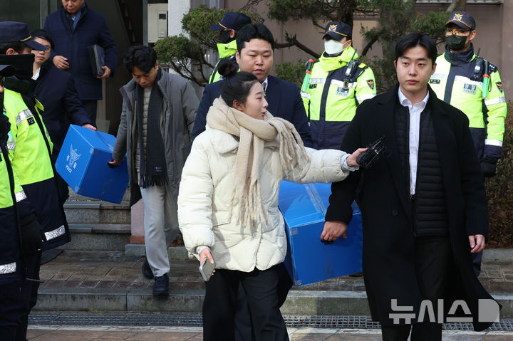 [서울=뉴시스] 권창회 기자 = 서울경찰청 공공범죄수사대가 정치자금법 위반 등 혐의로 김병기 더불어민주당 의원 주거지 등 6개소에 대한 압수수색을 실시했다. 14일 오전 서울 동작구 김병기 의원 자택에서 경찰이 압수물품을 들고 나오고 있다. 2025.01.14. kch0523@newsis.com