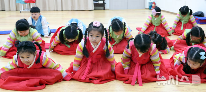 [부산=뉴시스] 하경민 기자 = 어린이 전통예절교실이 열린 14일 부산 동래구 충렬사 안락서원 교육회관에서 유치원생들이 한복을 입고 큰절하는 법을 배우고 있다. 2026.01.14. yulnetphoto@newsis.com
