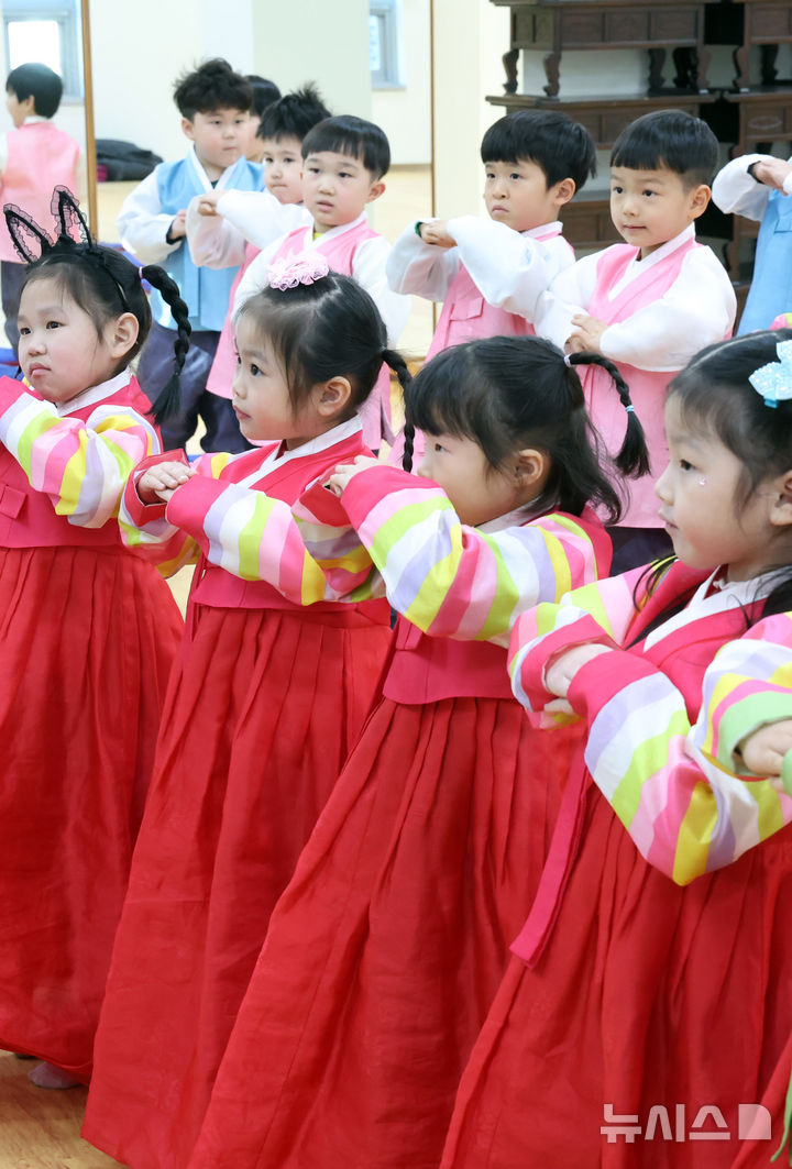  [부산=뉴시스] 하경민 기자 = 어린이 전통예절교실이 열린 14일 부산 동래구 충렬사 안락서원 교육회관에서 유치원생들이 한복을 입고 큰절하는 법을 배우고 있다. 2026.01.14. yulnetphoto@newsis.com