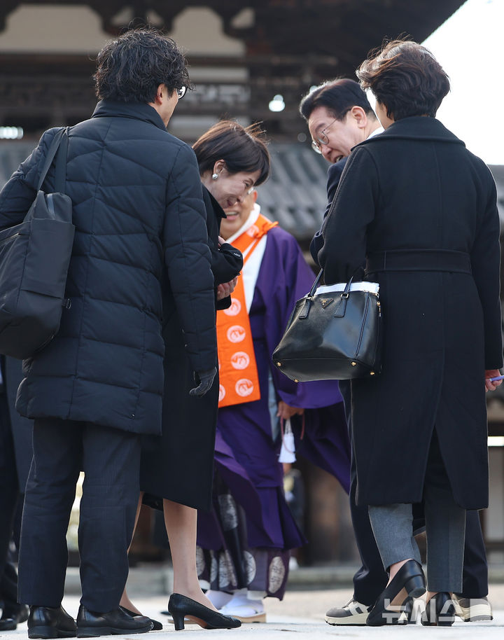 李대통령 일본서 신은 75만원짜리 伊운동화 화제