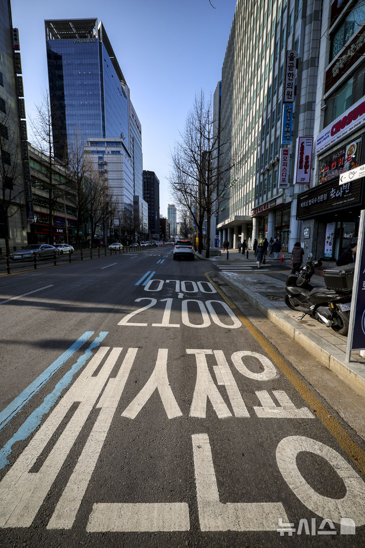 [서울=뉴시스] 정병혁 기자 = 서울시가 서울시내버스 파업으로 승용차를 이용하는 시민이 늘어남에 따라 가로변버스전용차로 운영을 임시 중지해 일반 차량 통행을 허용한다고 밝혔다. 대상은 서울시에서 운영 중인 가로변버스전용차로 전 구간(69.8㎞)이다. 현재부터 즉시 시행해 파업이 종료될 때까지 승용차를 이용하는 시민의 불편을 완화할 방침이다. 사진은 14일 서울 중구 세종대로 가로변 버스전용차로. 2026.01.14. jhope@newsis.com