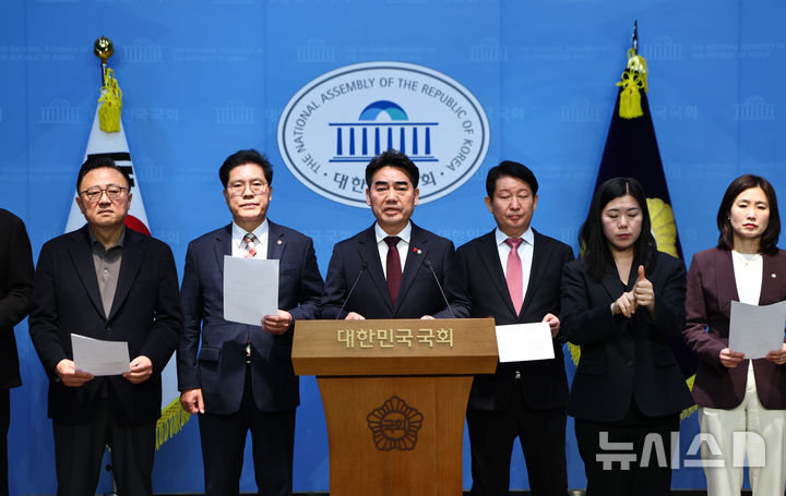 [서울=뉴시스] 김명년 기자 = 국민의힘 소장파 초재선 모임 '대안과 미래' 소속 의원들이 14일 오전 서울 여의도 국회 소통관에서 기자회견을 열고 한동훈 전 대표 제명 관련 입장표명 및 의원총회 개최를 촉구하고 있다. 2026.01.14. kmn@newsis.com