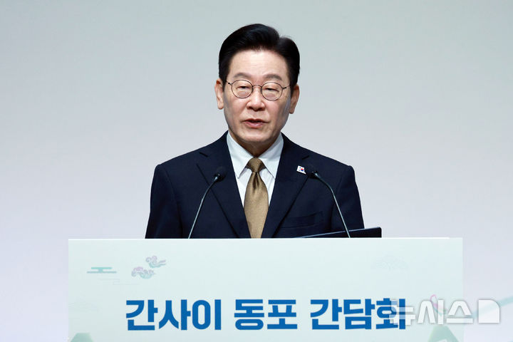 [나라=뉴시스] 고범준 기자 = 이재명 대통령이 14일(현지 시간) 일본 나라현의 한 호텔에서 열린 간사이 동포 간담회에서 인사말을 하고 있다. 2026.01.14. bjko@mewsis.com