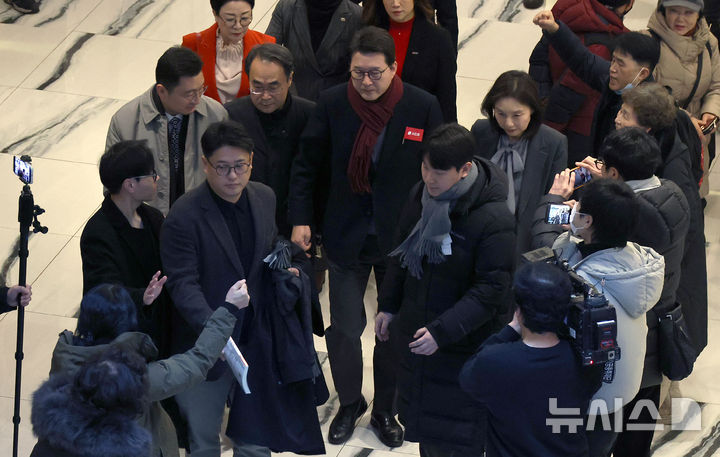 [서울=뉴시스] 김금보 기자 = 한동훈 전 국민의힘 대표 지지자들이 14일 오전 서울 여의도 중소기업중앙회에서 국민의힘 서울시당 신년인사회를 마치고 이동하는 신동욱 최고위원을 향해 한동훈 전 대표 제명 철회를 요구하고 있다.국민의힘 중앙윤리위원회는 14일 '당원게시판 사태'와 관련해 한동훈 전 대표의 제명을 결정했다. 2026.01.14. kgb@newsis.com