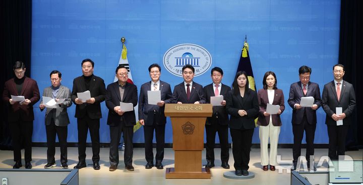 [서울=뉴시스] 조성봉 기자 = 이성권 국민의힘 의원 등 당내 소장파 초재선 모임 '대안과 미래' 소속 의원들이 14일 오전 서울 여의도 국회 소통관에서 기자회견을 열고 한동훈 전 대표 제명 관련 입장표명 및 의원총회 개최를 촉구하고 있다 2026.01.14. suncho21@newsis.com