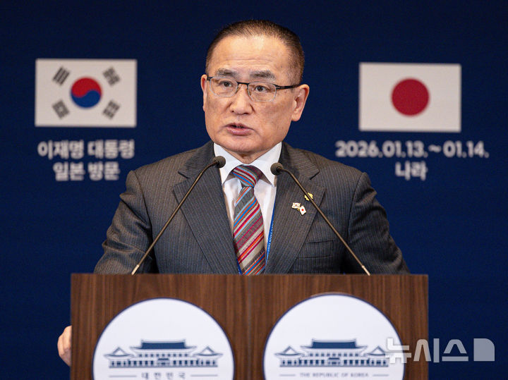 [오사카=뉴시스] 고범준 기자 = 위성락 국가안보실장이 14일(현지 시간) 일본 오사카에 마련된 대한민국 프레스센터에서 한일 정상회담 등 주요 성과 관련 브리핑을 하고 있다. 2026.01.14. bjko@mewsis.com