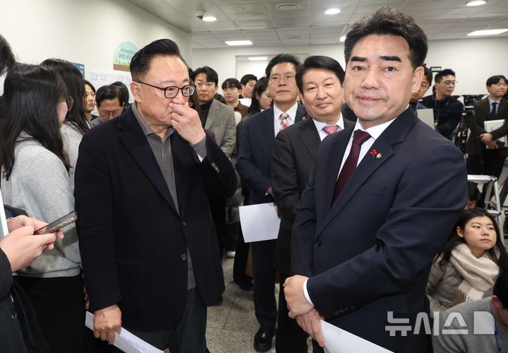 [서울=뉴시스] 조성봉 기자 = 이성권, 고동진(왼쪽) 국민의힘 의원 등 당내 소장파 초재선 모임 '대안과 미래' 소속 의원들이 14일 오전 서울 여의도 국회 소통관에서 열린 한동훈 전 대표 제명 관련 입장표명 및 의원총회 개최 촉구 기자회견에 입장하기 위해 대기하고 있다. 2026.01.14. suncho21@newsis.com