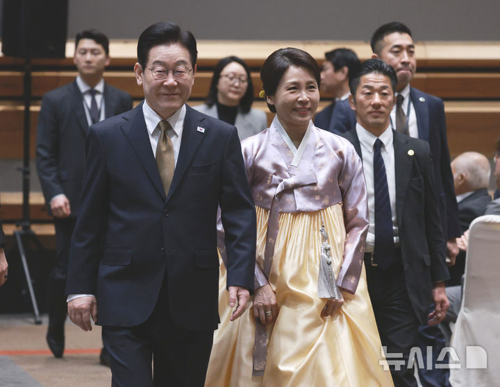 [나라=뉴시스] 고범준 기자 = 이재명 대통령과 김혜경 여사가 14일(현지 시간) 일본 나라현의 한 호텔에서 열린 간사이 동포 간담회에 입장하고 있다. 2026.01.14. bjko@newsis.com