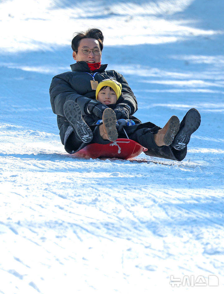 [대구=뉴시스] 이무열 기자 = 14일 대구 달서구 이월드 눈썰매장에서 아빠와 아이가 눈썰매를 타며 즐거운 시간을 보내고 있다. 2026.01.14. lmy@newsis.com