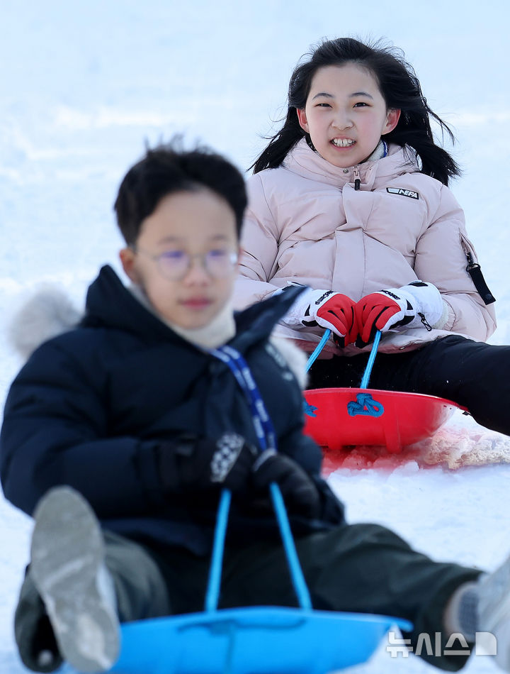 [대구=뉴시스] 이무열 기자 = 14일 대구 달서구 이월드 눈썰매장에서 아이들이 눈썰매를 타며 즐거운 시간을 보내고 있다. 2026.01.14. lmy@newsis.com