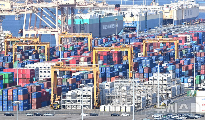 [평택=뉴시스] 김종택 기자 = 지난 14일 경기 평택시 포승읍 평택항에 컨테이너가 쌓여 있는 모습. 2026.01.20. jtk@newsis.com
