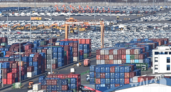 [평택=뉴시스] 김종택 기자 = 경기 평택시 포승읍 평택항에 컨테이너가 쌓여 있는 모습. 2026.01.14. jtk@newsis.com