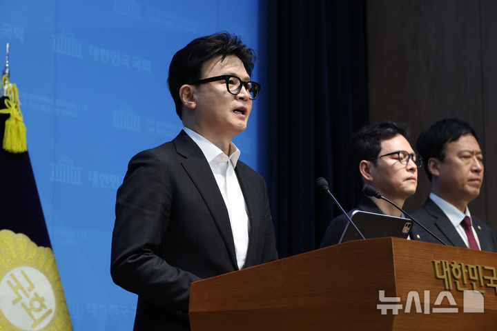 [서울=뉴시스] 김금보 기자 = 한동훈 전 국민의힘 대표가 14일 서울 여의도 국회 소통관에서 중앙윤리위원회의 자신에 대한 제명 결정과 관련해 입장을 밝히고 있다. 2026.01.14. kgb@newsis.com