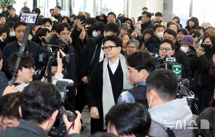 [서울=뉴시스] 조성봉 기자 = 한동훈 전 국민의힘 대표가 14일 당 윤리위원회가 본인을 제명 결정한 것과 관련해 입장을 밝히기 위해 국회 소통관으로 향하고 있다. 2026.01.14. suncho21@newsis.com