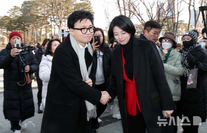 [서울=뉴시스] 조성봉 기자 = 한동훈 전 국민의힘 대표가 14일 당 윤리위원회가 본인을 제명 결정한 것과 관련해 입장을 밝히기 위해 국회 소통관으로 향하며 배현진 의원과 악수를 하고 있다. 2026.01.14. suncho21@newsis.com
