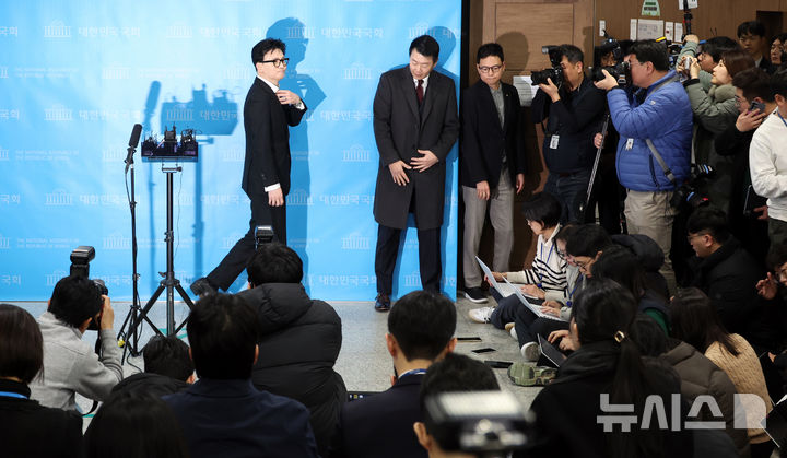 [서울=뉴시스] 김금보 기자 = 한동훈 전 국민의힘 대표가 14일 서울 여의도 국회 소통관에서 중앙윤리위원회의 자신에 대한 제명 결정과 관련해 입장을 밝힌 뒤 이동하고 있다. 2026.01.14. kgb@newsis.com