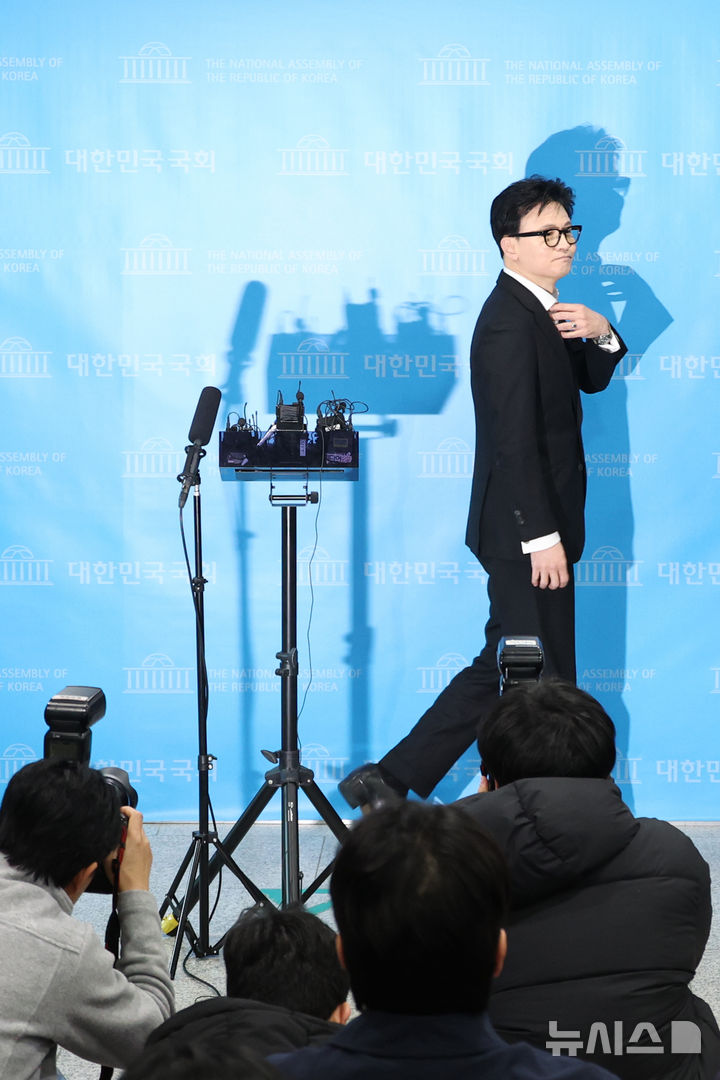 [서울=뉴시스] 김금보 기자 = 한동훈 전 국민의힘 대표가 14일 서울 여의도 국회 소통관에서 중앙윤리위원회의 자신에 대한 제명 결정과 관련해 입장을 밝힌 뒤 이동하고 있다. 2026.01.14. kgb@newsis.com