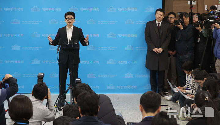 [서울=뉴시스] 김금보 기자 = 한동훈 전 국민의힘 대표가 14일 서울 여의도 국회 소통관에서 중앙윤리위원회의 자신에 대한 제명 결정과 관련해 입장을 밝히고 있다. 2026.01.14. kgb@newsis.com