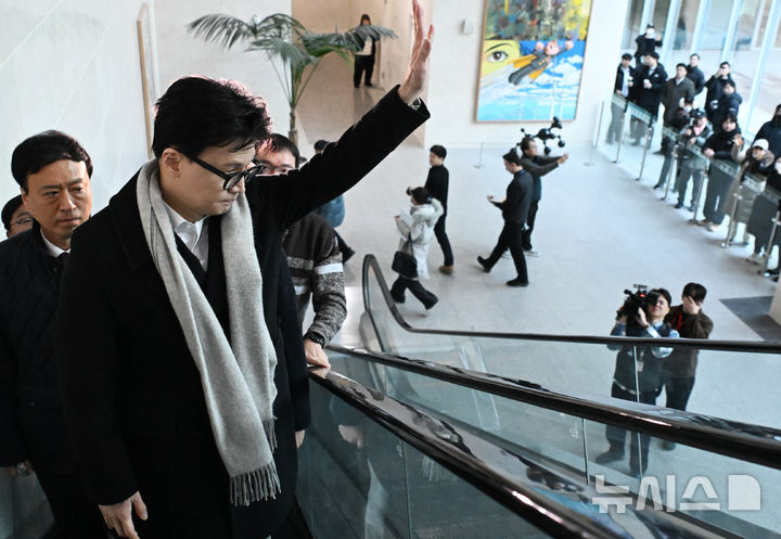 [서울=뉴시스] 김금보 기자= 한동훈 전 국민의힘 대표가 14일 당 윤리위원회가 본인을 제명 결정한 것과 관련해 입장을 밝히기 위해 국회 소통관으로 향하며 지지자들에게 인사하고 있다.(공동취재) 2026.01.14. photo@newsis.com