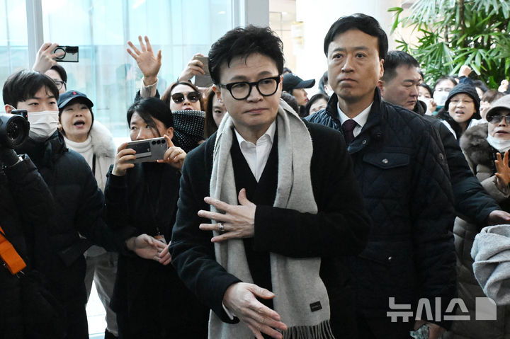 한동훈 전 국민의힘 대표가 14일 당 윤리위원회가 본인을 제명 결정한 것과 관련해 입장을 밝히기 위해 국회 소통관으로 향하고 있다. 2026.1.14