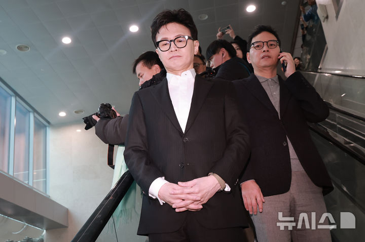 [서울=뉴시스] 김금보 기자= 한동훈 전 국민의힘 대표가 14일 서울 여의도국회 소통관에서 당 윤리위원회가 본인을 제명 결정한 것과 관련해 입장을 밝히고 밖으로 나서고 있다.(공동취재) 2026.01.14. photo@newsis.com
