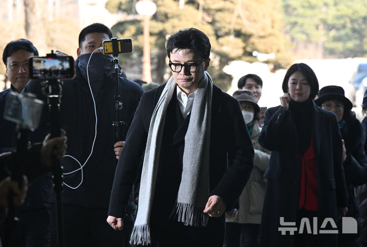 [서울=뉴시스] 김금보 기자= 한동훈 전 국민의힘 대표가 지난 14일 서울 여의도국회 소통관에서 당 윤리위원회가 본인을 제명 결정한 것과 관련해 입장을 밝히기 위해 입장하고 있다.(공동취재) 2026.01.14. photo@newsis.com