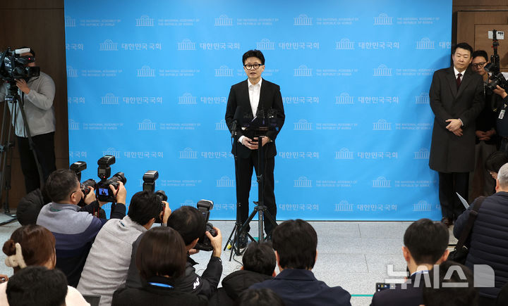 [서울=뉴시스] 김금보 기자 = 한동훈 전 국민의힘 대표가 14일 서울 여의도 국회 소통관에서 중앙윤리위원회의 자신에 대한 제명 결정과 관련해 입장을 밝히고 있다. 2026.01.14. kgb@newsis.com