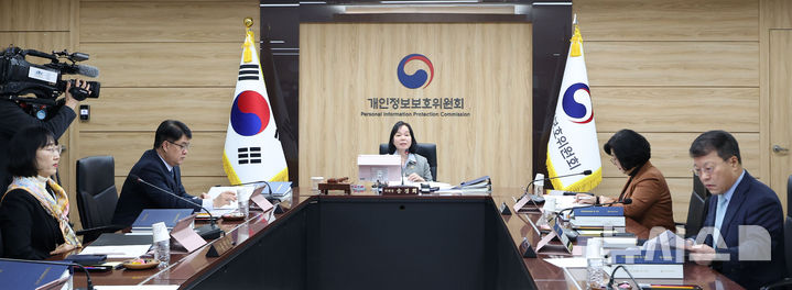 [서울=뉴시스] 김선웅 기자 = 송경희 개인정보보호위원장이 14일 서울 종로구 정부서울청사에서 열린 제1회 개인정보보호위원회 전체회의에서 모두발언을 하고 있다. 2026.01.14. mangusta@newsis.com