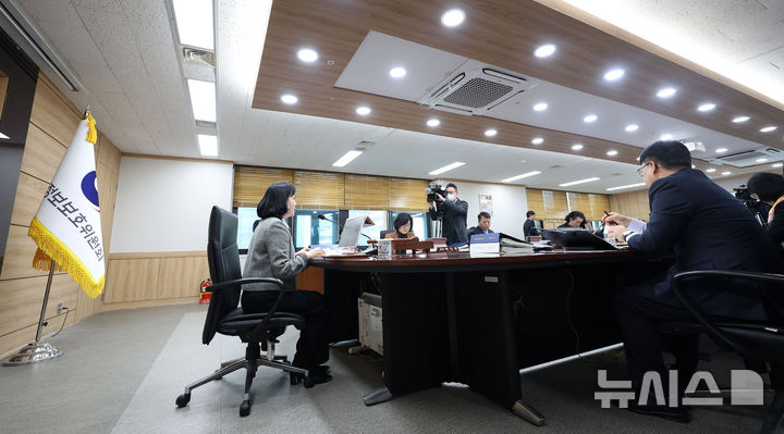 [서울=뉴시스] 김선웅 기자 = 송경희 개인정보보호위원장이 14일 서울 종로구 정부서울청사에서 열린 제1회 개인정보보호위원회 전체회의에서 모두발언을 하고 있다. 2026.01.14. mangusta@newsis.com