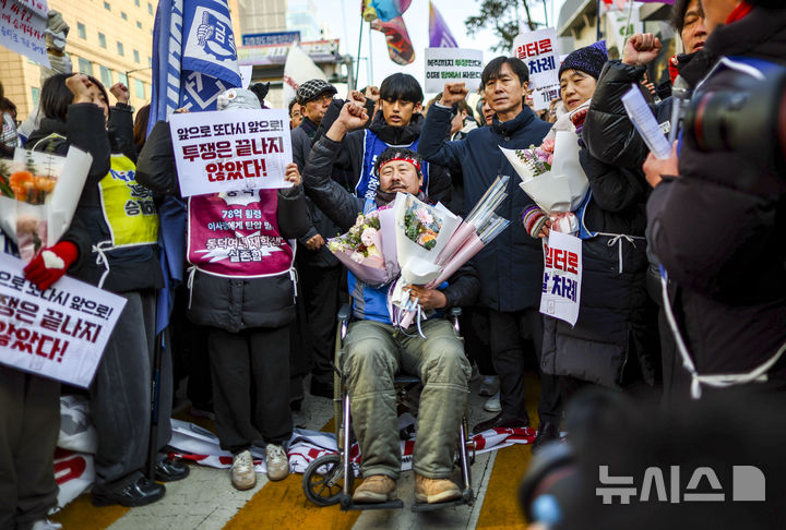경찰, 세종호텔 '복직 농성' 노동자 등 10여명 연행…업무방해 혐의
