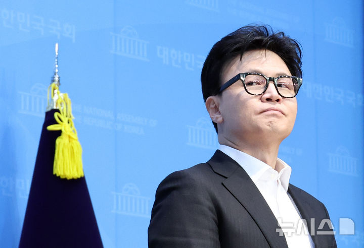 [서울=뉴시스] 김금보 기자 = 한동훈 전 국민의힘 대표가 14일 서울 여의도 국회 소통관에서 중앙윤리위원회의 자신에 대한 제명 결정과 관련해 입장을 밝히기 위해 발언대에 올라 있다. 2026.01.14. kgb@newsis.com