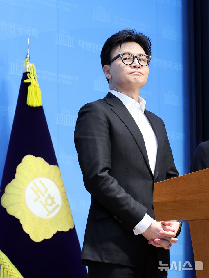 [서울=뉴시스] 김금보 기자 = 한동훈 전 국민의힘 대표가 14일 서울 여의도 국회 소통관에서 중앙윤리위원회의 자신에 대한 제명 결정과 관련해 입장을 밝히기 위해 발언대에 올라 있다. 2026.01.14. kgb@newsis.com