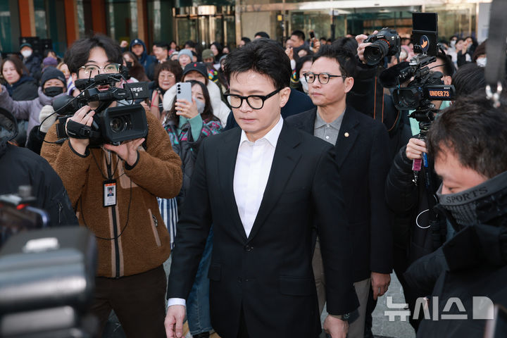 [서울=누시스] 김금보 기자= 한동훈 전 국민의힘 대표가 14일 국회 소통관에 도착해 중앙당 윤리위원회의 제명 처분과 관련해 입장을 밝히고 밖으로 나서고 있다. (공동취재) 2026.01.14. photo@newsis.com