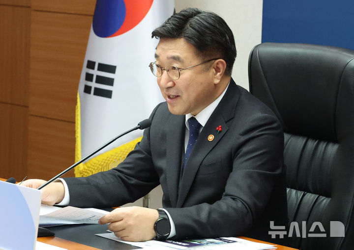 [서울=뉴시스] 추상철 기자 = 윤호중 행정안전부 장관이 지난 14일 오후 서울 종로구 정부서울청사에서 열린 산하기관 (과거사, 지방자치분야) 업무보고에서 발언하고 있다. 2026.01.14. scchoo@newsis.com