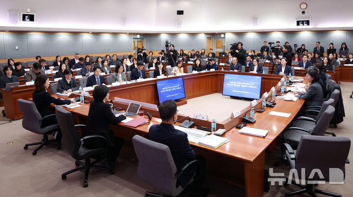 [서울=뉴시스] 김선웅 기자 = 원민경 성평등가족부 장관이 14일 서울 종로구 정부서울청사에서 열린 산하 공공기관 업무보고에서 모두발언을 하고 있다. 2026.01.14. mangusta@newsis.com